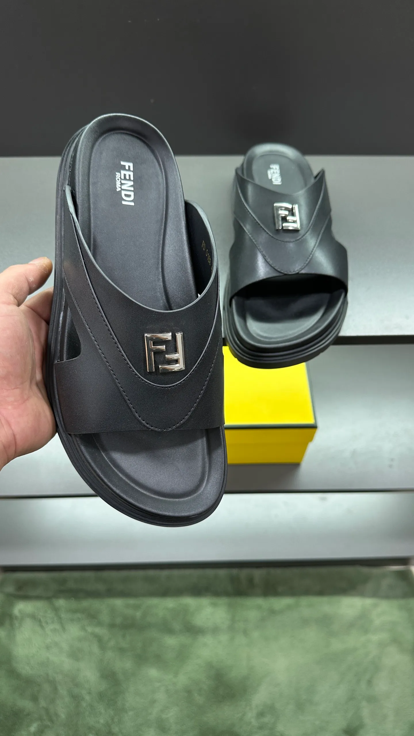 P300 [Fendi Slippers] High-end men's shoes brand, official website 1:1 latest masterpiece: original mold customization, fabrics made of imported original materials, upgraded outsole, lighter and non-slip. The market's top quality, simple yet tasteful, a must-have for fashionistas, fashionable at your feet, full of confidence, the same style at the counter 👍The season of summer slippers is here. Code: 38-45, 46 order